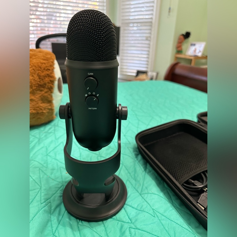 Logitech Blue Yeti USB Microphone -Blackout w case